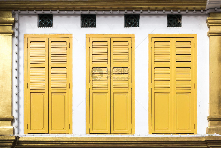 建筑学三扇黄色窗口门的图像白色复古图片