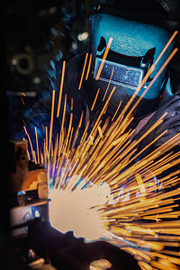 技能的工业人在厂中焊接金属部分结构体图片