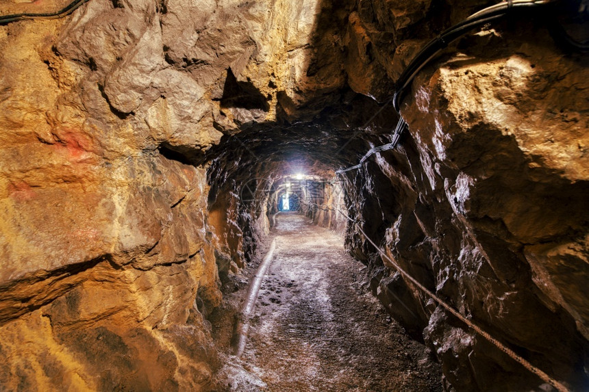 在意大利Brenbana山谷Bergamo的石灰岩旅游洞穴中点亮灯光石笋墙冒险图片