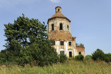 老的正统树俄罗斯雅拉夫勒地区Gary村被毁坏的教堂图片