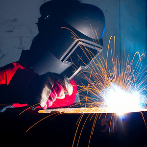 劳动焊接器技能的男人图片