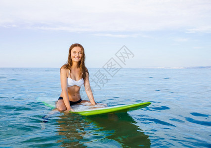 坐在冲浪板上等待海浪的美女波浪高清图片素材