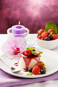 蜡烛和草莓蜡烛甜的美食高清图片