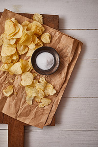 为了松脆可口的薯片让您享用美味的小吃薯片让您享受美味的小吃油炸食物图片