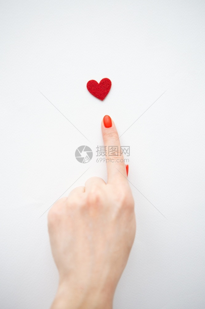 抽象的生活女孩用手指向一颗小红心关和爱的概念女孩用手指向一颗小红心关和爱的概念积分图片