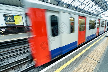 疯了火车运输车站系统有270个站点和5英里的轨道伦敦2016年9月日火车加快了城市地铁的车速TheCaptain英国背景