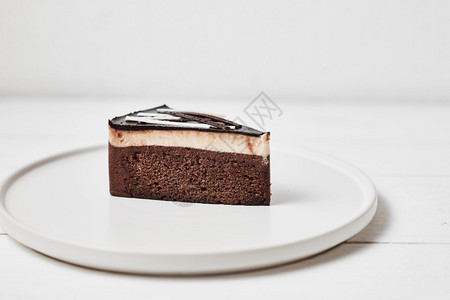 美味的巧克力切片蛋糕图片