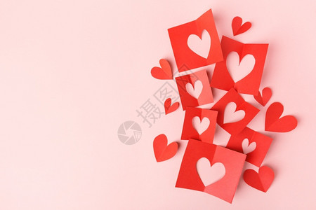 浪漫的颜色美丽情人节日纸心在粉红背景的纸心从情人节上观看天图片