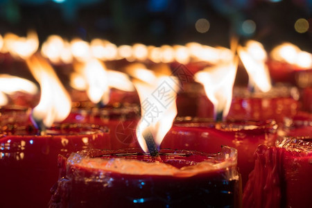 在新年夜的点红蜡烛燃了火焰的力浪漫和平图片