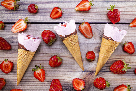 排毒冰淇淋和草莓的锥子在古老的木制桌边上夏季关注冰淇淋有机的夏天图片