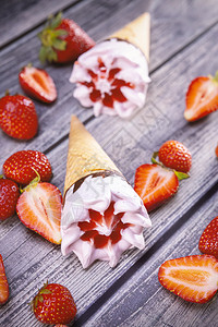 健康木制的冰淇淋和草莓锥子在古老的木制桌边上夏季关注冰淇淋自然图片