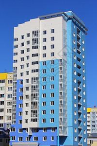 结构体人居住的高楼对着蓝天家城市的图片