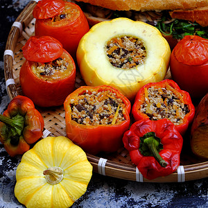 为了塞满吃越南素食用菜自制素食红番茄烤肉蔬菜铃辣椒黄南瓜豆和蘑菇图片