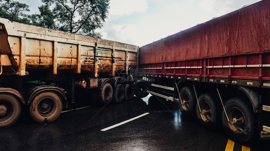 路口州际公运输高速上的卡车事故特写在巴西拍摄高速公路上的卡车事故特写在巴西拍摄图片