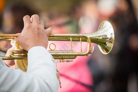 金子手播放器在音乐会闭幕日的Trumpet音乐会Trumpe表演中图片