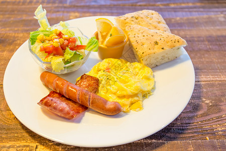 盘子早餐加培根鸡蛋香肠沙拉和foccaccia面包烘烤的食物背景