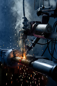 机器焊接金属制造大量烟雾和火花抽明亮的诺维科夫图片