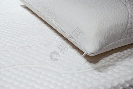 干净的家具睡觉现代和健康的床有白色垫和枕头合在一起图片