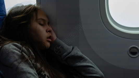 孩子年轻女睡在飞机上乘客觉图片