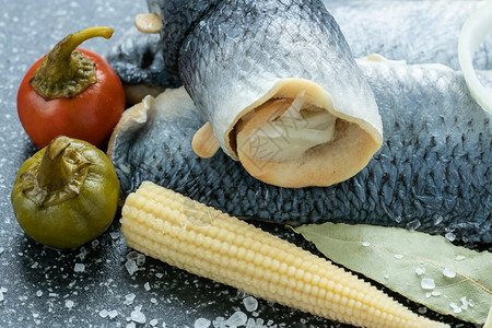 盘子盐水鲑鱼冷开胃黑切面板上剥离的冷开胃鱼食物鲱图片