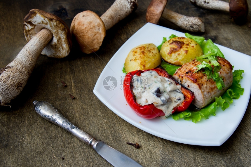 炙烤猪肉牛排加土豆和白盘蘑菇酱烧烤用餐图片