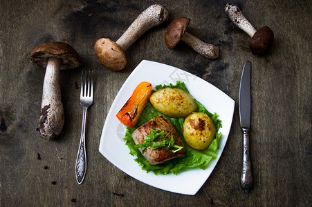 猪肉牛排加烤土豆和白盘蘑菇酱健康食物颜色图片