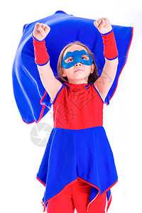 假装全套服有趣的身穿蓝色和红超级英雄服装披风吹着斗篷的年轻女孩图片