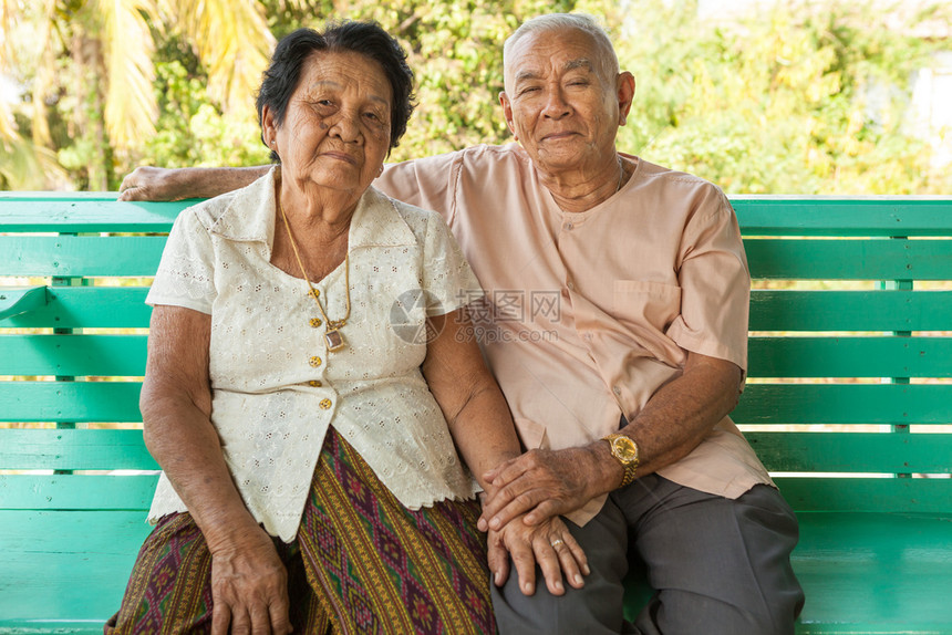 坐在室内的亚洲幸福老年夫妇户外健康丈图片