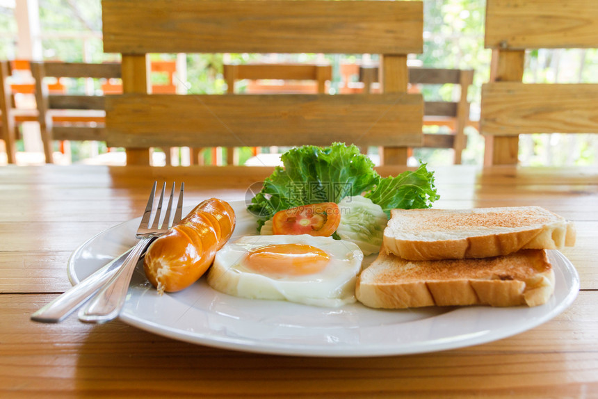 餐厅美国用木桌制成的早餐美味盘子图片