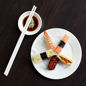 饭团筷子关闭寿司卷起传统的日本菜虾图片