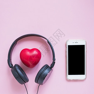 用红心耳环绕的机在粉红背景下造型智能手机酸奶业务最佳水果高清图片素材