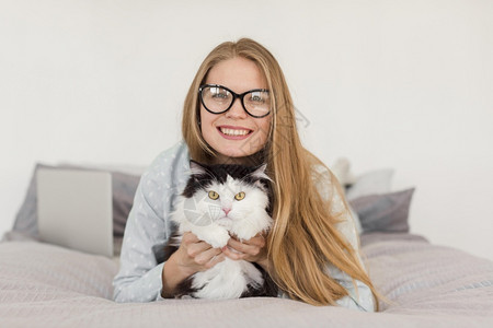 手里抱着可爱猫咪的女孩图片