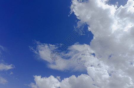 云景蓝天白际线色的背景图片
