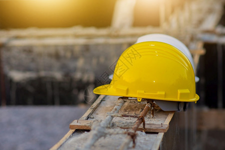 安全帽预防保护的工地建筑背景硬帽子头盔安全图片
