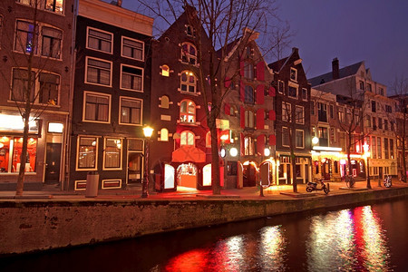 城市荷兰阿姆斯特丹红灯区晚上到荷兰历史的旅行图片