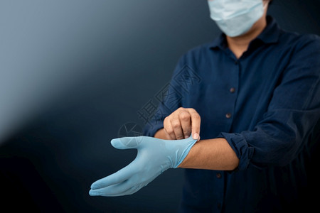 新的在科罗纳疫情期间身面戴外皮具的人试图在做一些生活方式之前先穿上医疗手套保持清洁和护然后尝试使用生命模式新冠安全背景图片