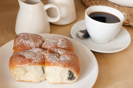 咖啡和传统自制奶油蛋糕中填满了达米桑切奇语甜点的美味图片