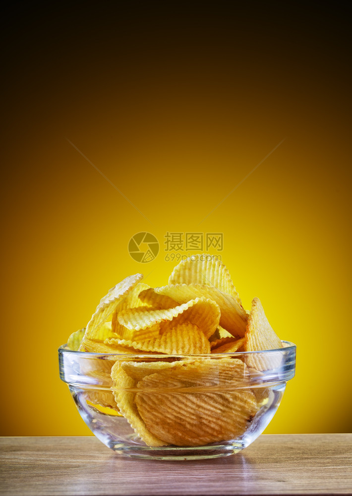 辛辣的午餐土豆黄色背景透明板中的芯片黄色背景透明板中的芯片图片
