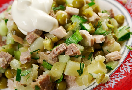 俄罗斯传统沙拉土豆寡生肉食物俄语美食高清图片素材