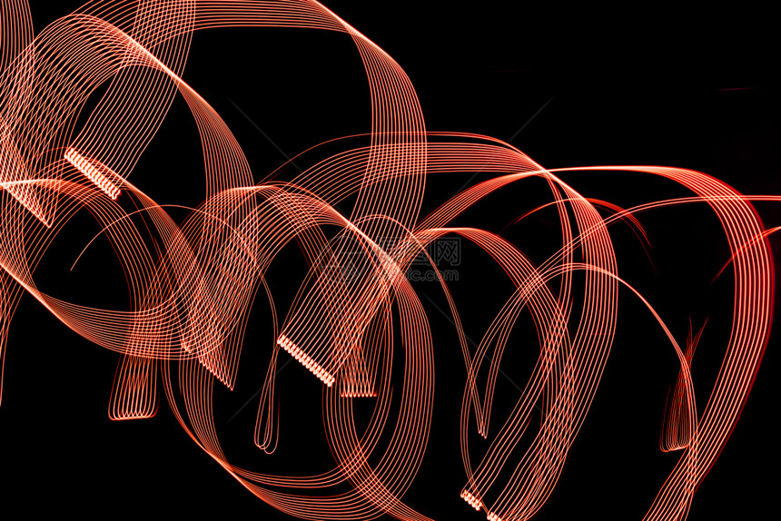 有条纹的模式移动来自黑色背景上的灯条亮橙色螺旋图案来自黑色背景上的灯条明亮螺旋图案图片