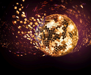银迪斯科镜球在黑暗背景的银迪斯科反射球上旋转并破碎成紫色和金飞动玻璃碎片天花板纺纱迪斯科舞厅设计图片