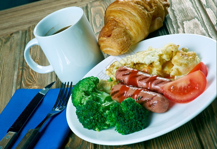 早餐炒鸡蛋香肠蔬菜咖啡和羊角面包粉色的绿食物图片