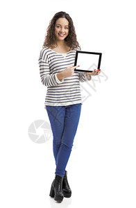 互联网美丽而快乐的女人在平板电脑上展示一些东西白色的随意图片