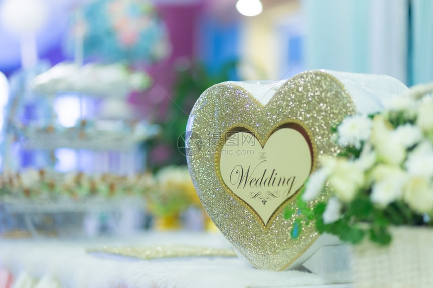 邀请婚礼场所气氛花束和蛋糕纸木制的图片