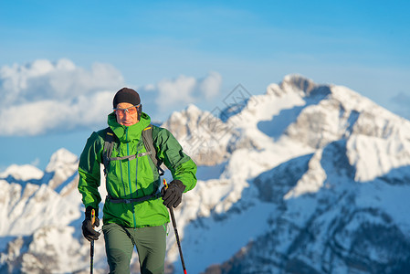 山上走来去冬季起的登山者男人户外极端雪高清图片素材