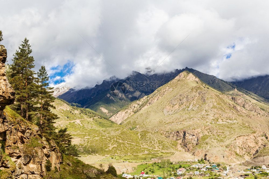 栋贝爬坡道在山脚上有一个小村庄的图景风观高的图片