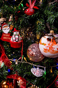 金的松树圣诞上挂着美丽的圣诞装饰品和冬天图片