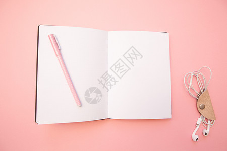 写博客主在柔和的千禧粉纸背景上用笔打开空日记概念教育博客顶视图平躺女博客的最小风格模板生活方式复制空间的背景图片