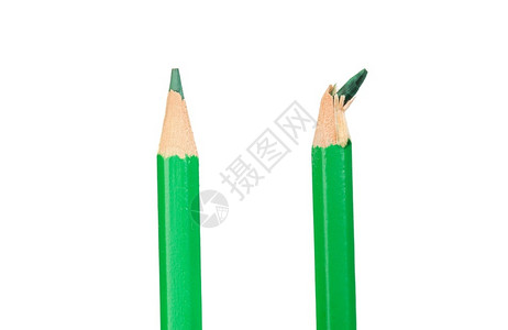 背部调色板两支绿铅笔其中一支没有小费白地被孤立木头图片
