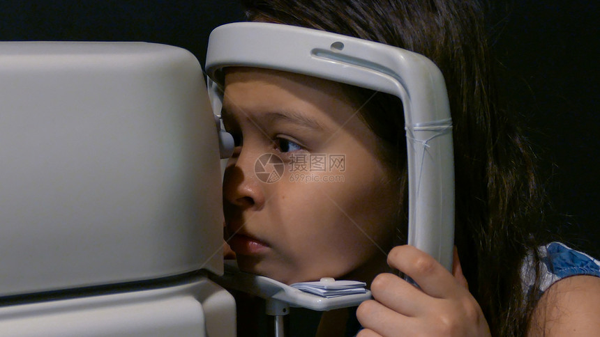 验光师科学经过接受视力检查的年轻女孩图片